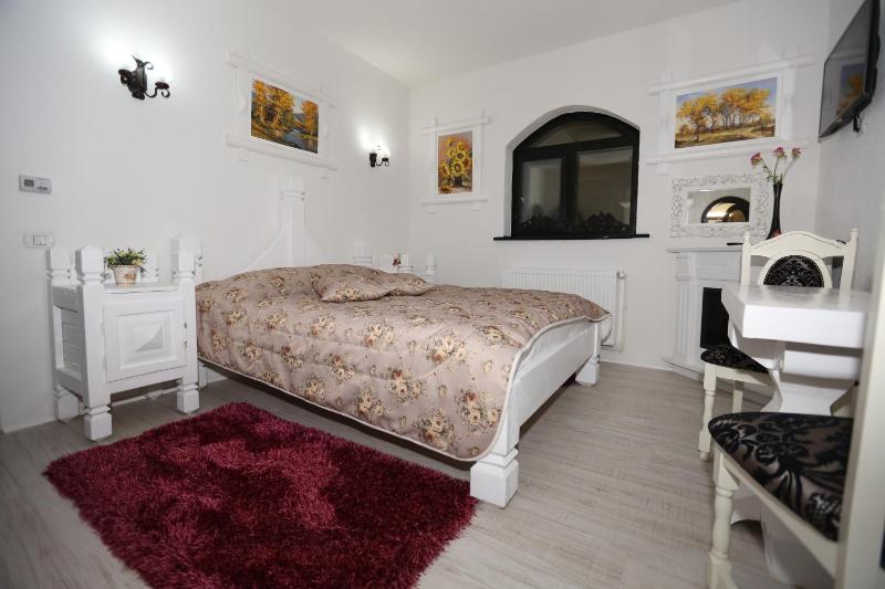 Standard Double Room image 3