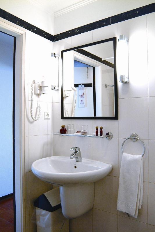 Standard Double Room image 3