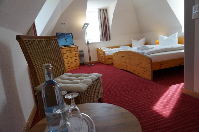 Triple Room with Bathroom image 2