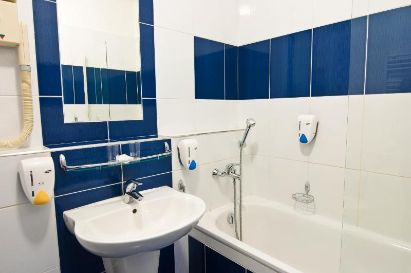 Standard Twin Room image 3