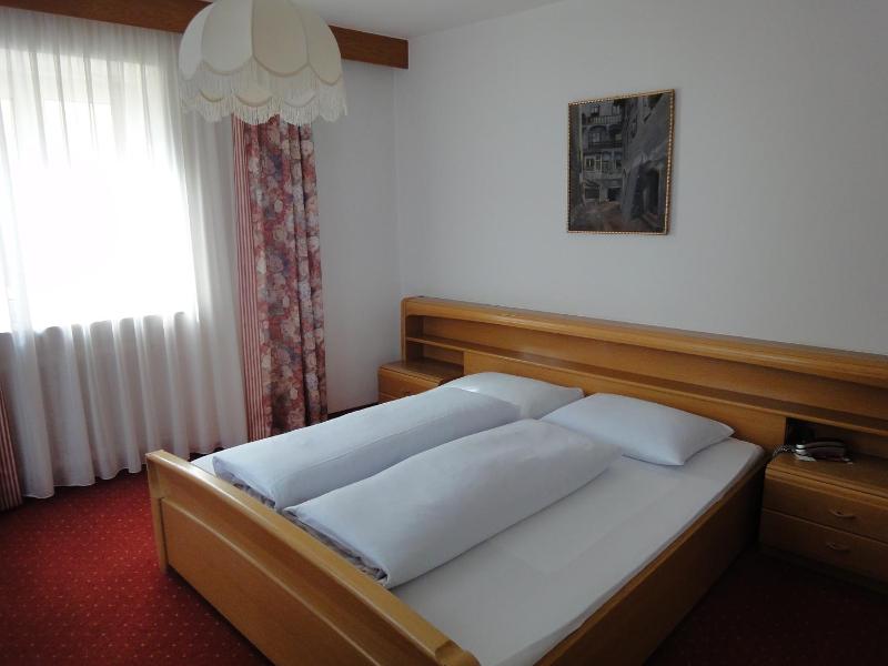 Standard Double Room image 3