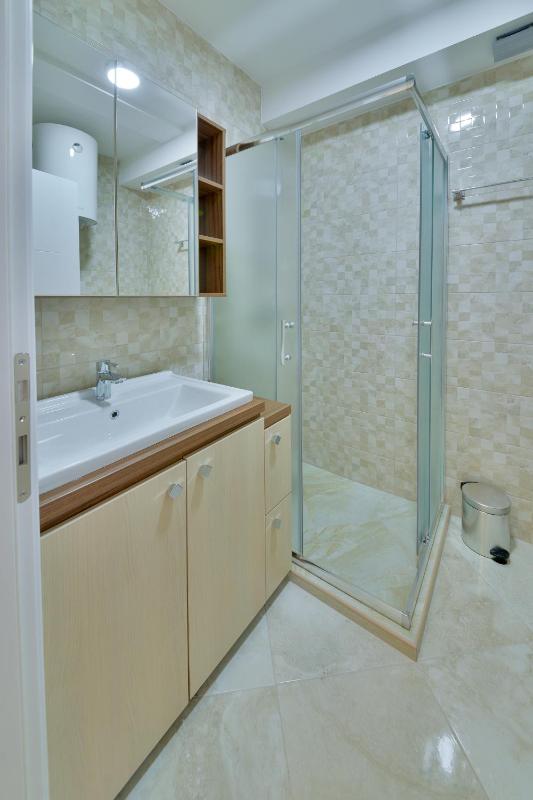 Deluxe One-Bedroom Apartment image 4