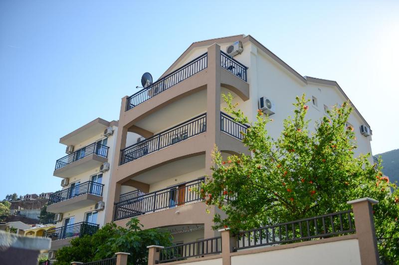 Deluxe One-Bedroom Apartment image 2