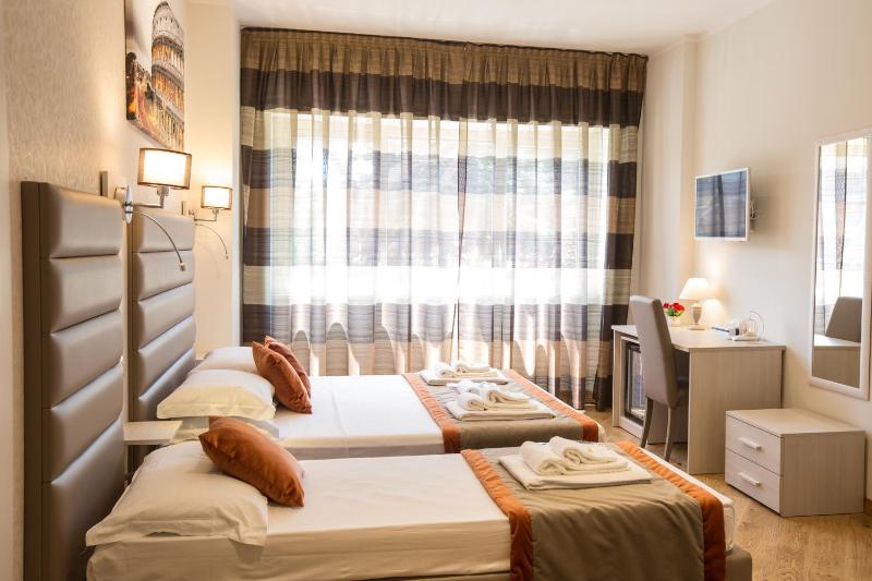 Comfort Triple Room image 4