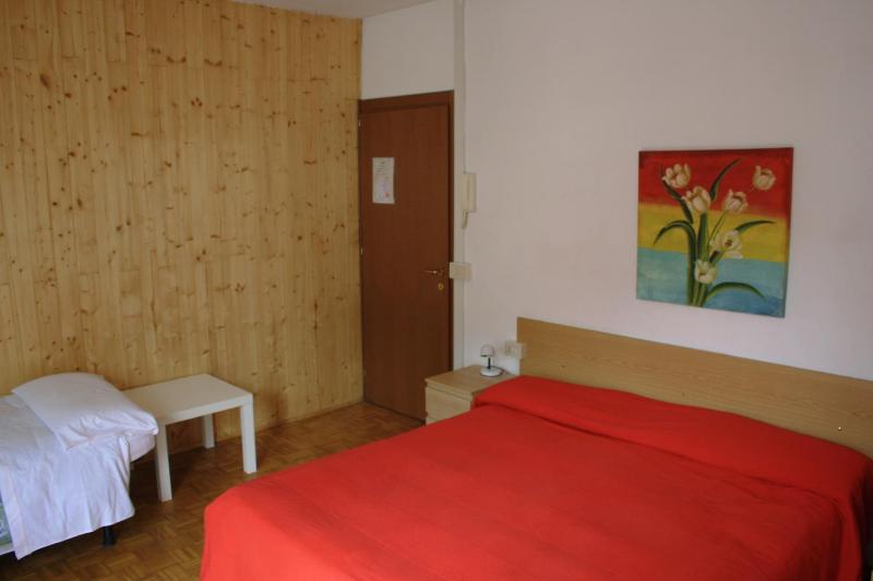 Standard Triple Room image 2