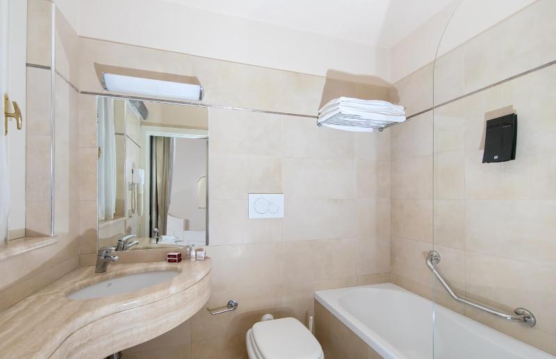 Superior Triple Room image 4
