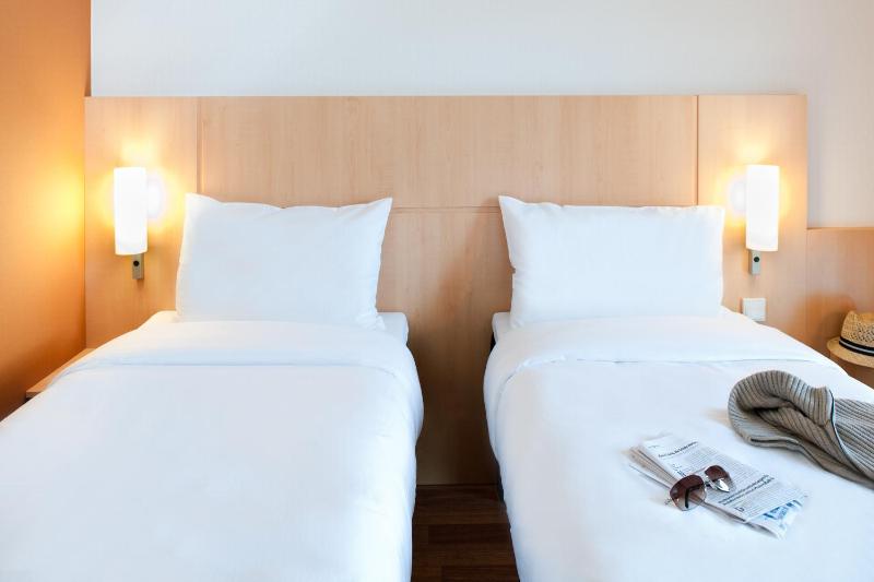 Standard Twin Room image 3