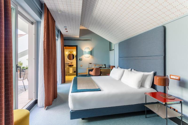 Deluxe Double Room with Terrace image 2