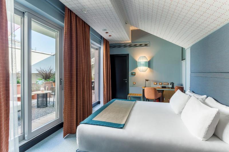 Deluxe Double Room with Terrace image 3