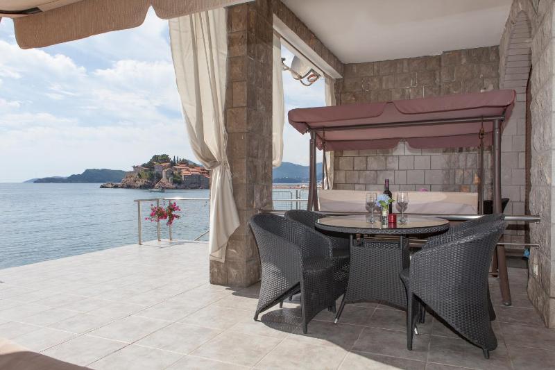 One-Bedroom Apartment with Terrace image 3