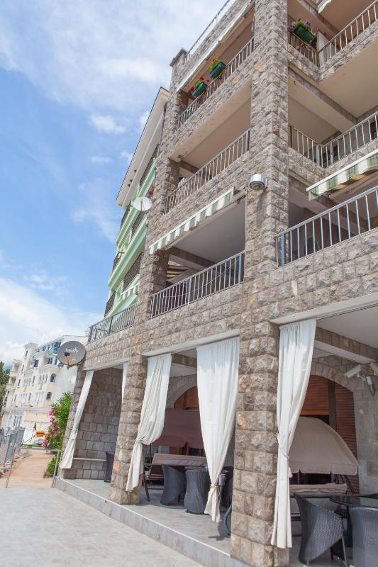 One-Bedroom Apartment with Terrace (5 Adults) image 4