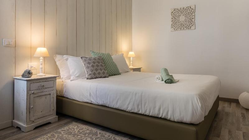 One-Bedroom Apartment image 4