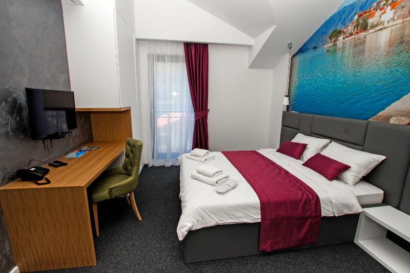 Deluxe Double Room with Sea View image 2