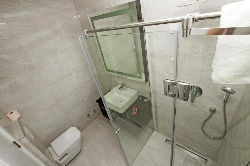 Deluxe Double Room with Sea View image 3