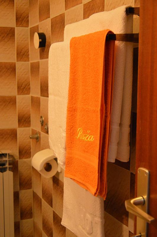 Twin Room with Bathroom image 1