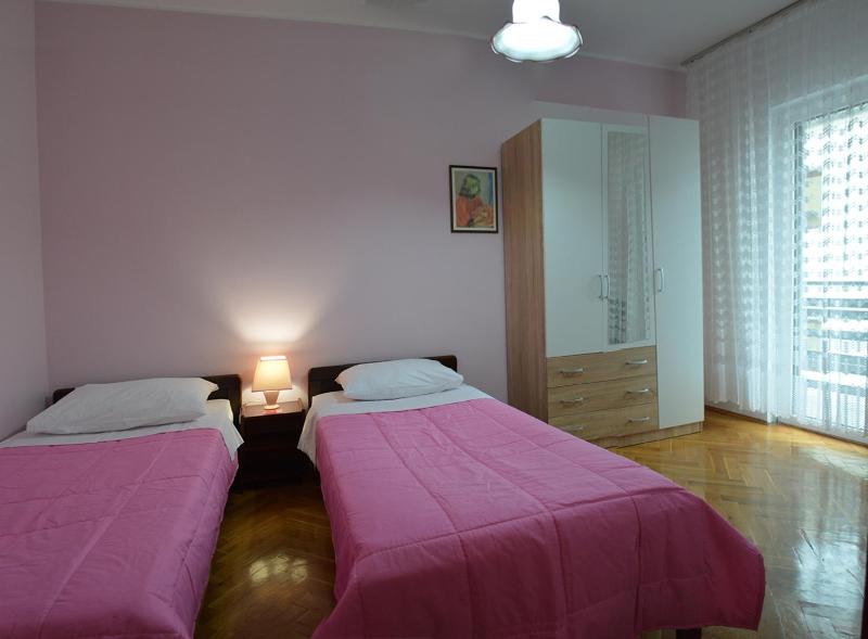 Twin Room with Bathroom image 1