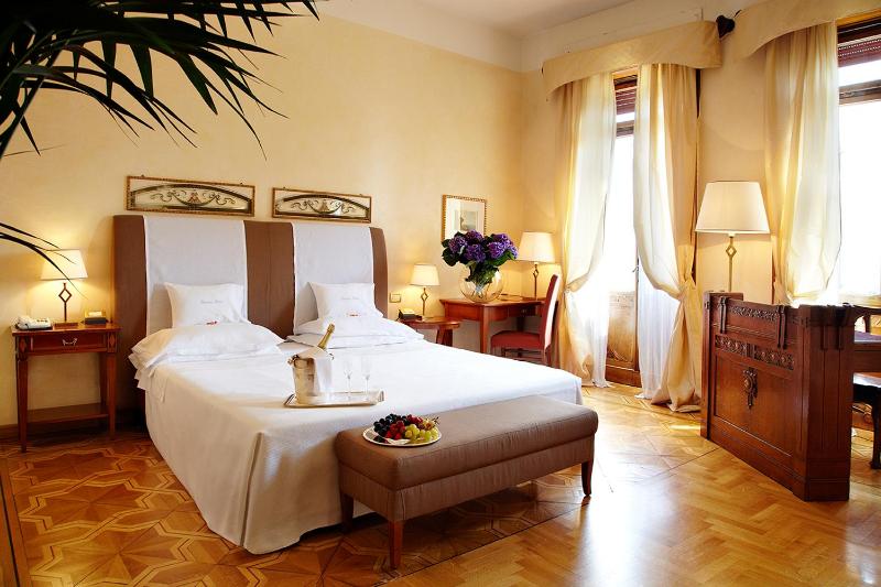 Deluxe Double Room with Balcony and Lake View image 3