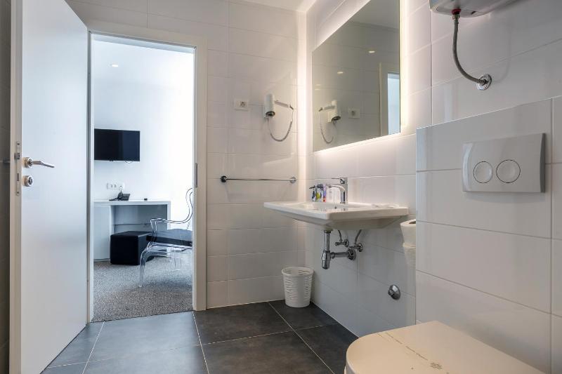 Deluxe Double Room image 3