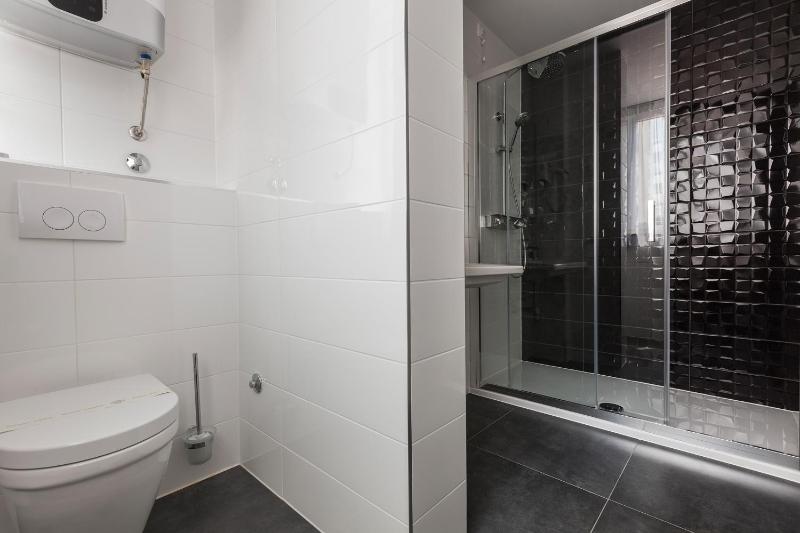 Deluxe Double or Twin Room image 2