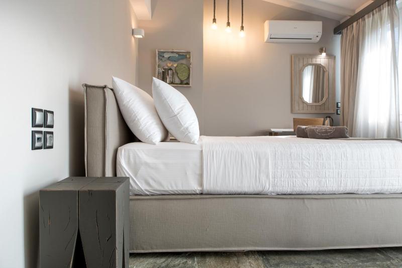 Double Room with Balcony image 3