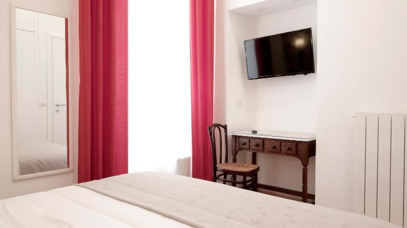 Small Double Room image 2