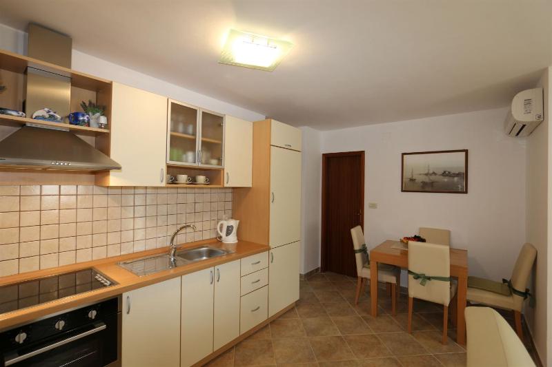 Apartment Bensak - image 8