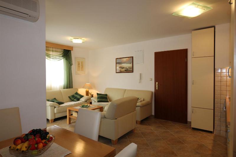 Apartment Bensak - image 9