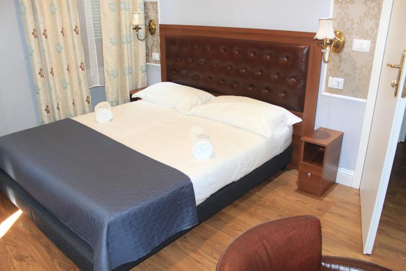 Double or Twin Room with Private Bathroom image 1