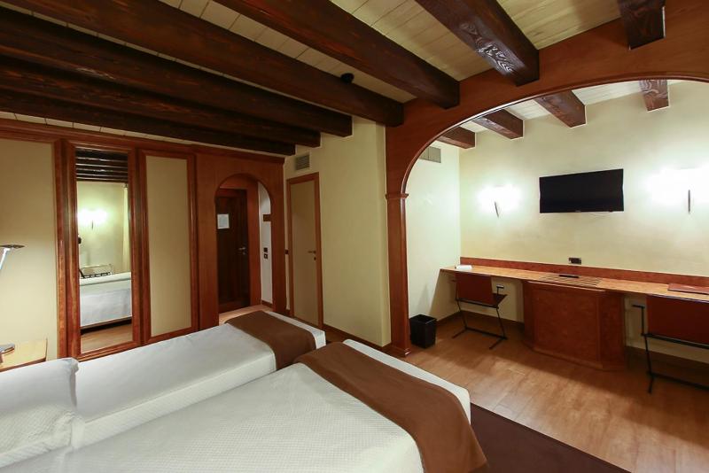Twin Room image 2