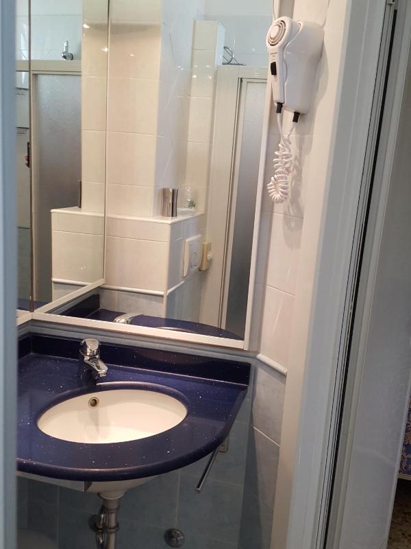 Double or Twin Room image 4