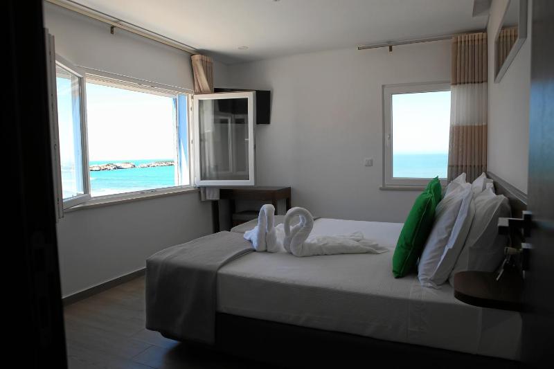 Twin Room with Sea View image 2