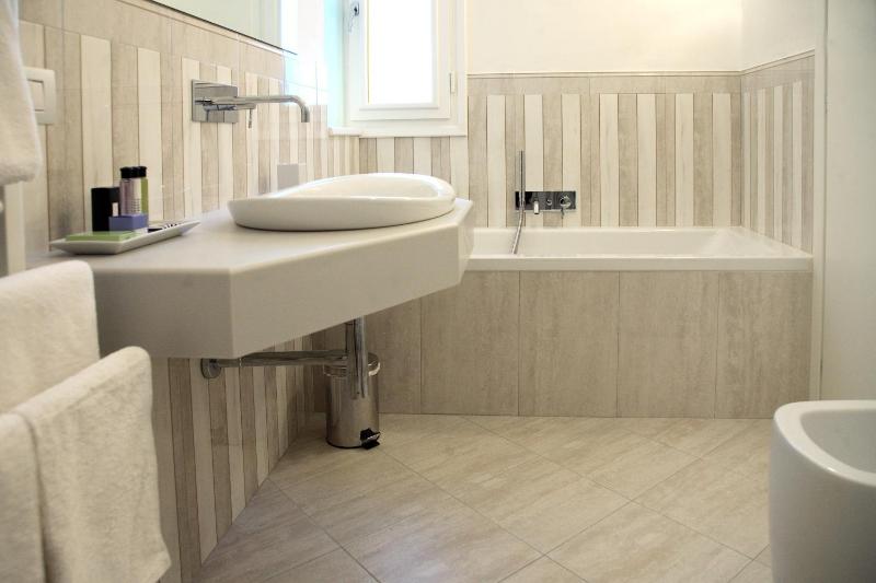 Deluxe Double Room image 4