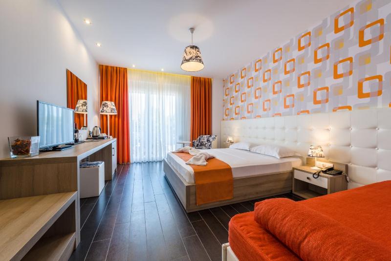 Triple Room with Balcony image 1