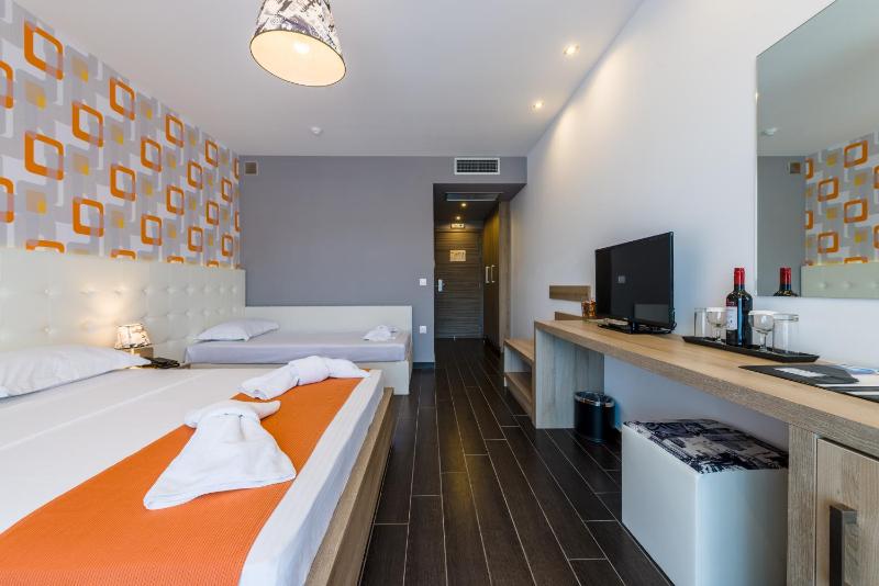 Quadruple Room with Balcony image 3