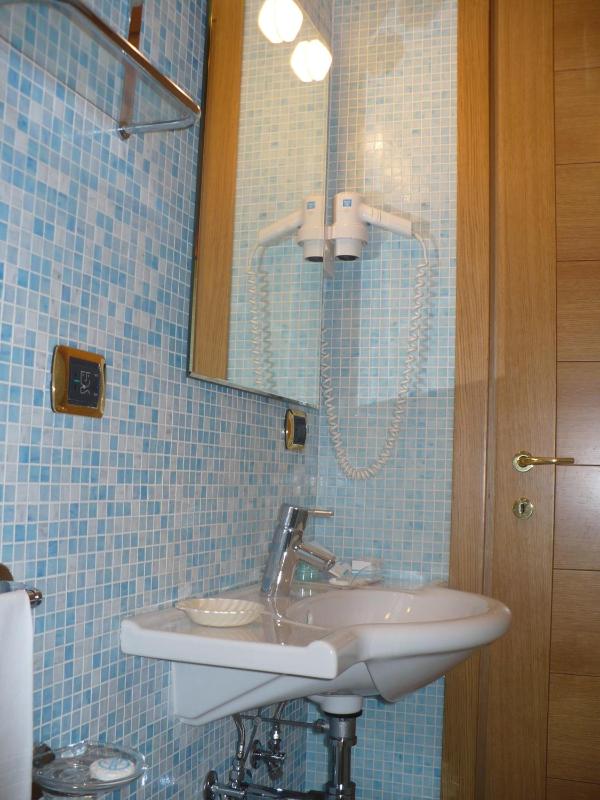 Classic Double or Twin Room image 4