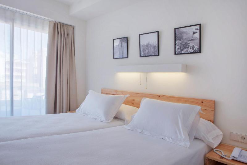 Twin Room with Balcony image 2