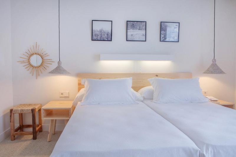 Twin Room with Balcony image 3