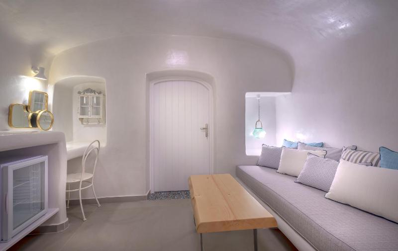 Grand Suite with Οutdoor Ηot Τub & Caldera View image 4