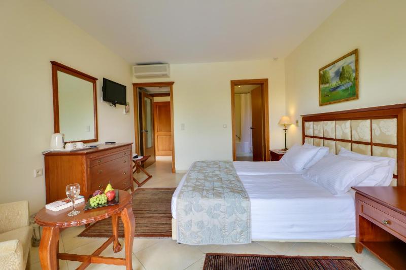 Junior Suite with Pool View image 4