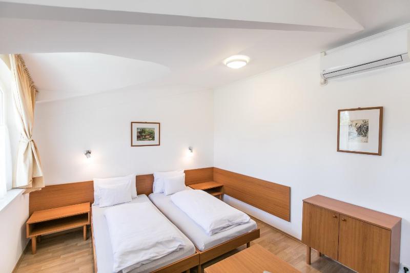 Premium Quadruple Room image 1