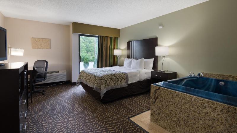 Queen Room with Spa Bath image 3