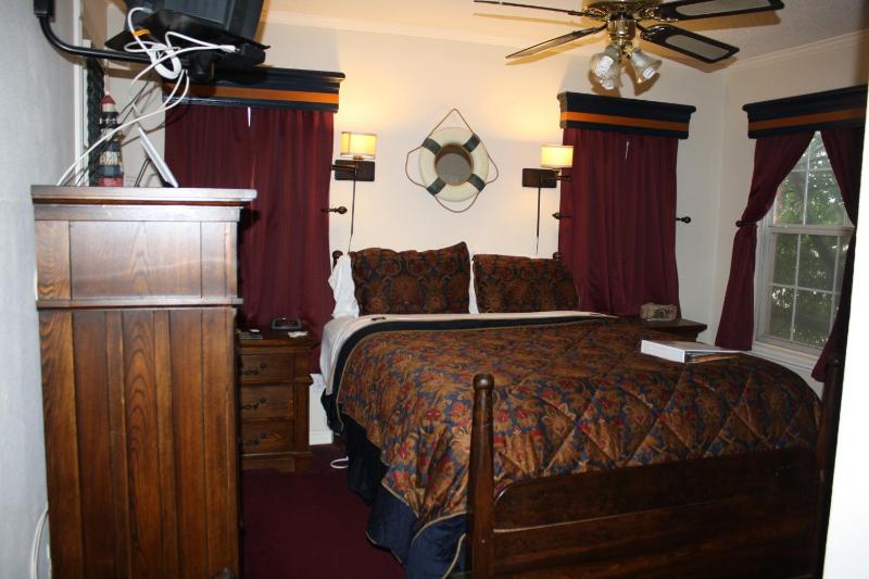 Deluxe Queen Room image 2
