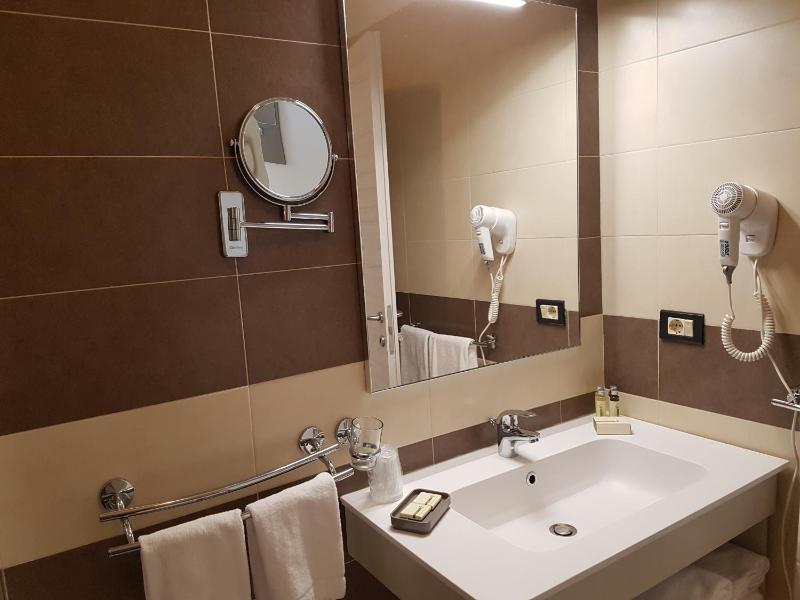 Basic Double Room with Terrace image 3