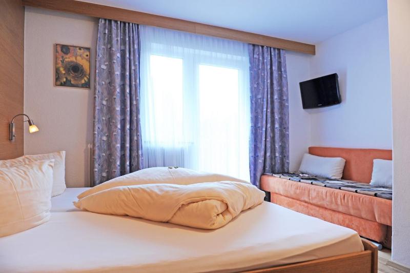 Double Room with Balcony image 3