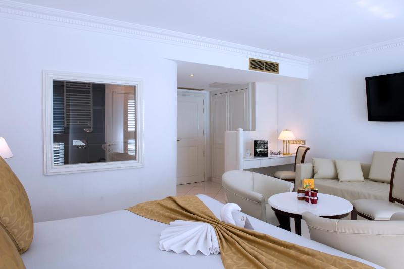 Deluxe Room with Sea View image 1