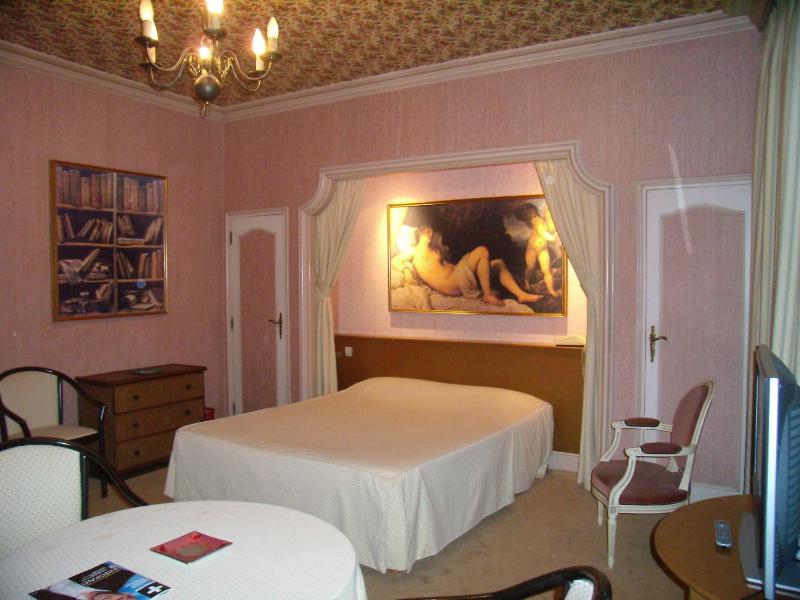 Family Room (5 Adults) image 4