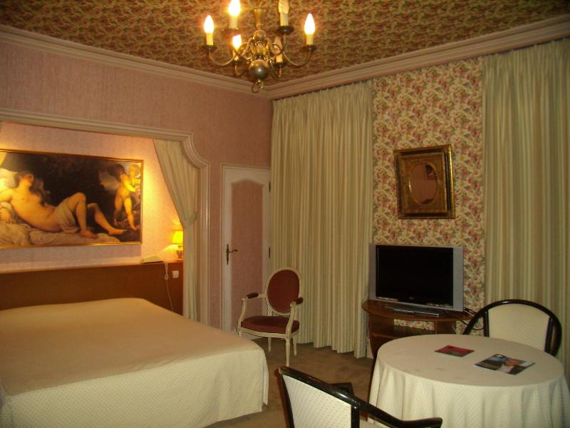 Family Room (5 Adults) image 2