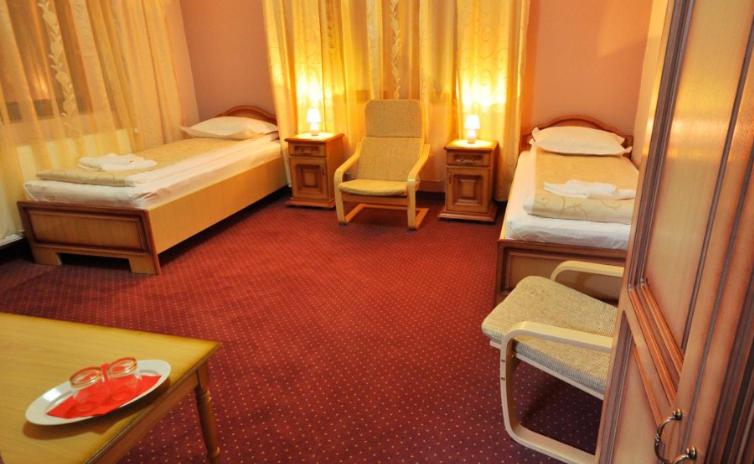Twin Room image 4