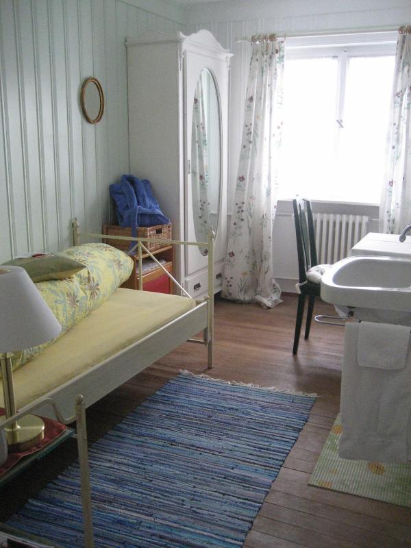 Basic Single Room with Shared Bathroom image 1