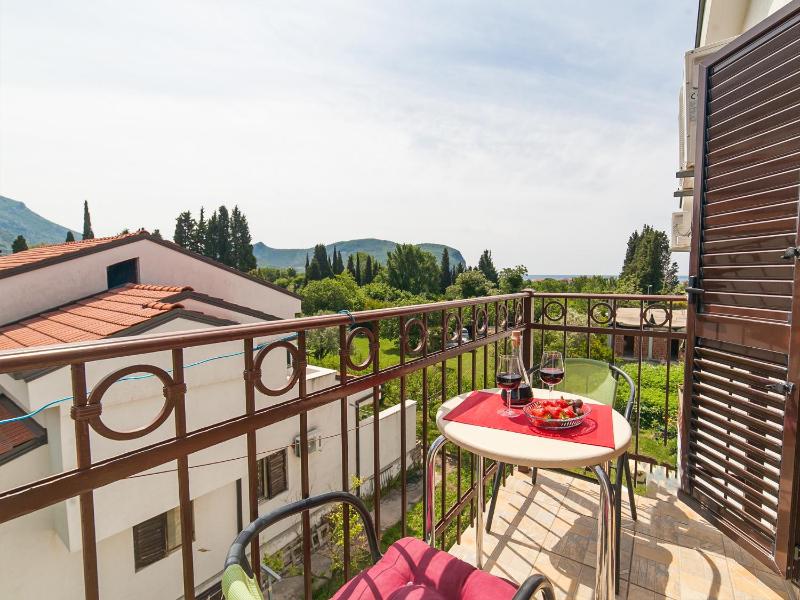 Studio with Balcony image 3